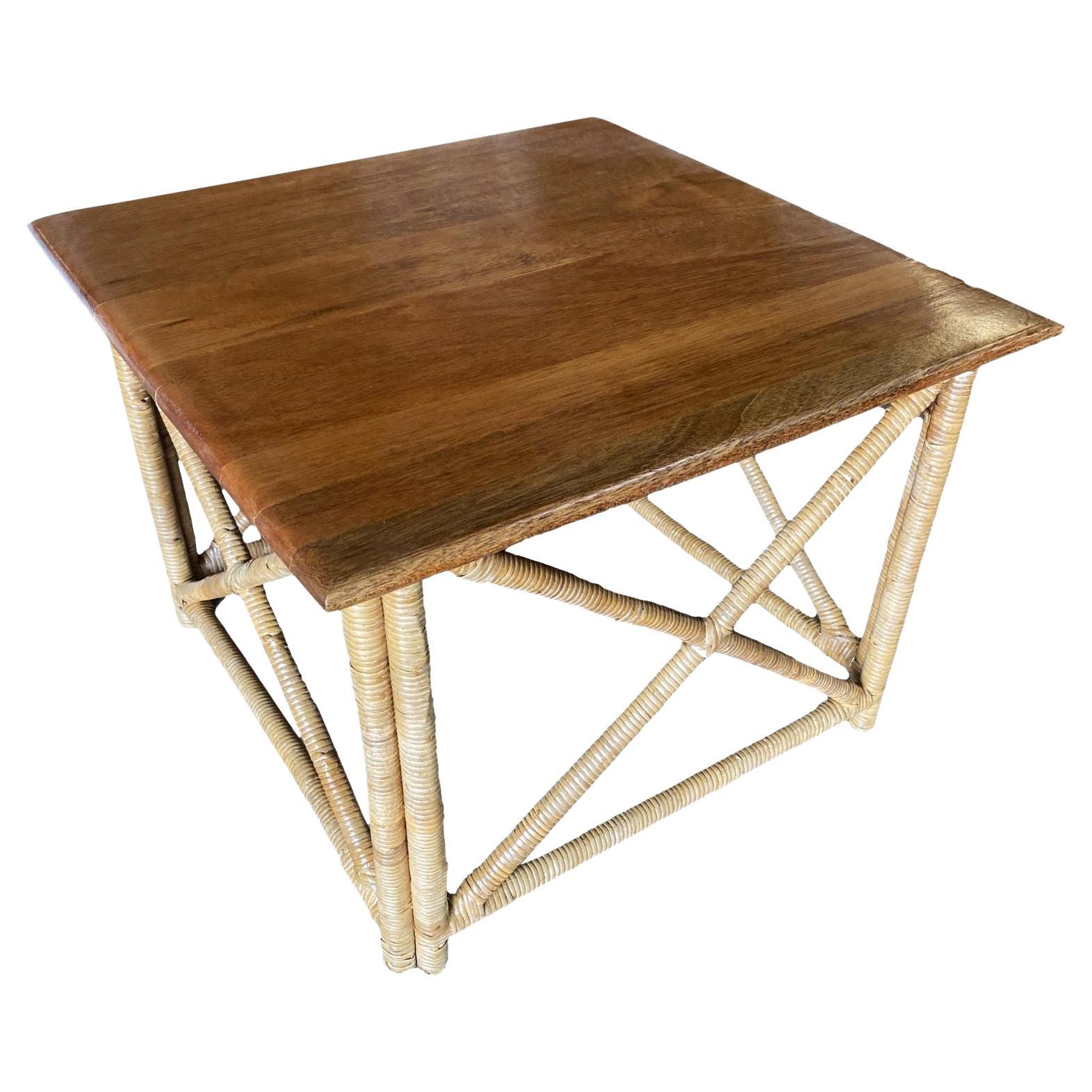 Table de cocktail en rotin et bois de Koa restaurée avec poteau de base en forme de X