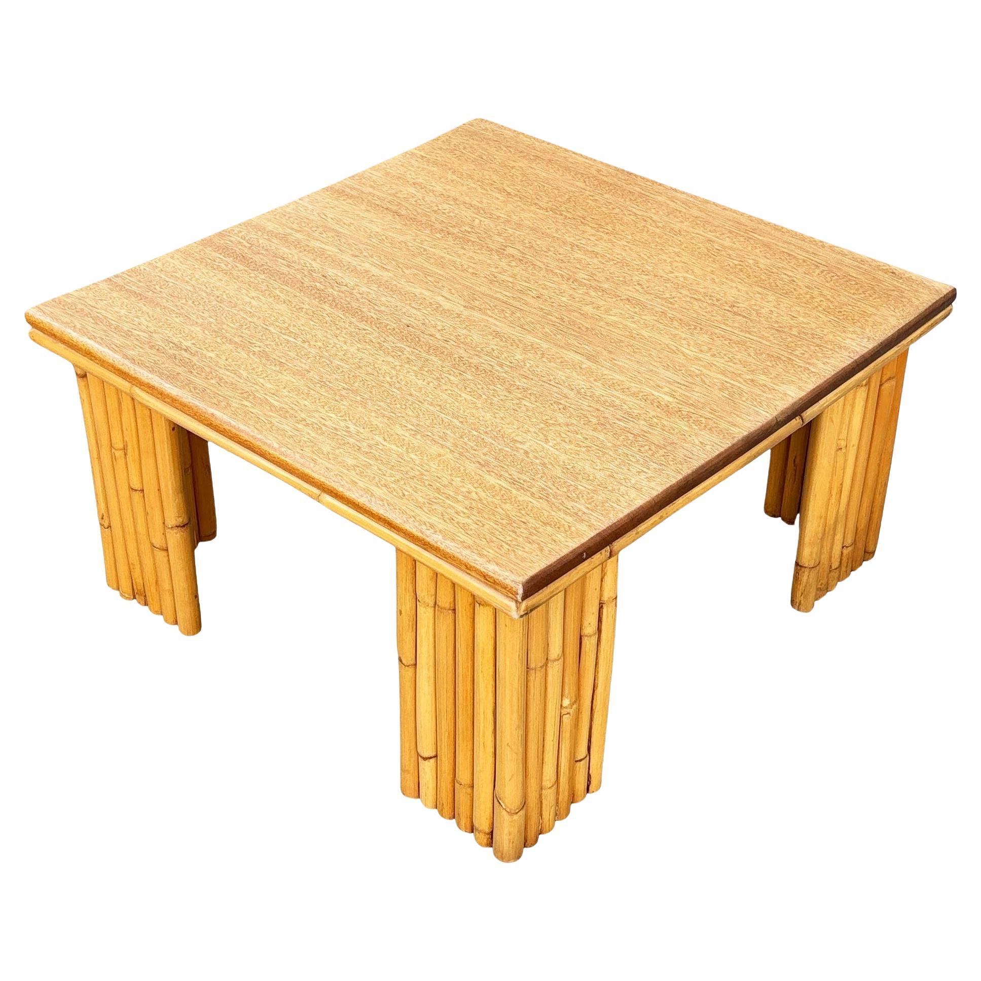 Mesa de centro cuadrada restaurada de ratán y madera de koa con patas de ratán apiladas