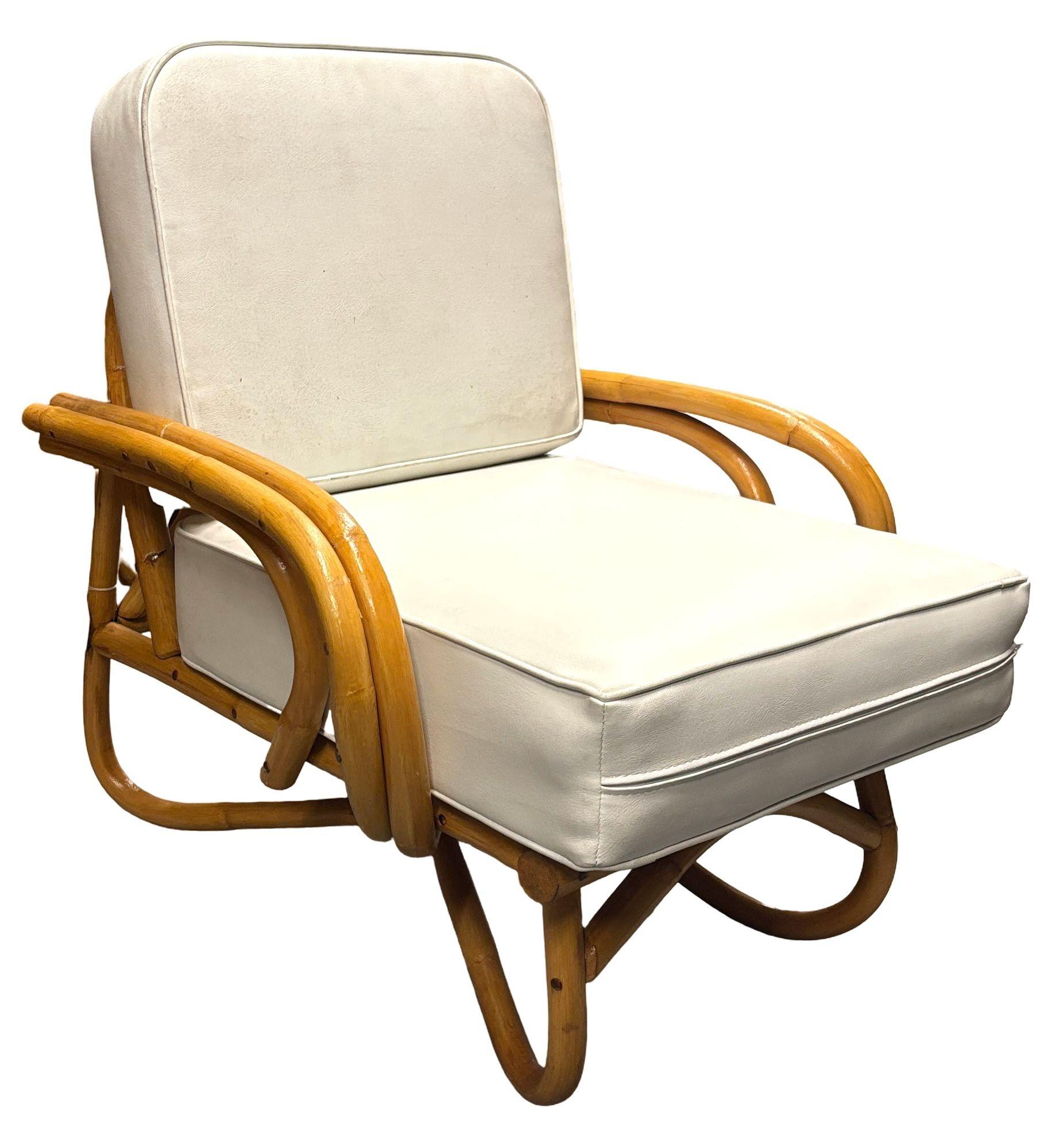 Ce rotin magnifiquement restauré allie le style et le charme vintage au confort moderne. Fabriqué en 1950, cet ensemble de salon en rotin restauré avec pieds en boucle comprend deux élégantes tables en rotin et Formica et une paire de chaises