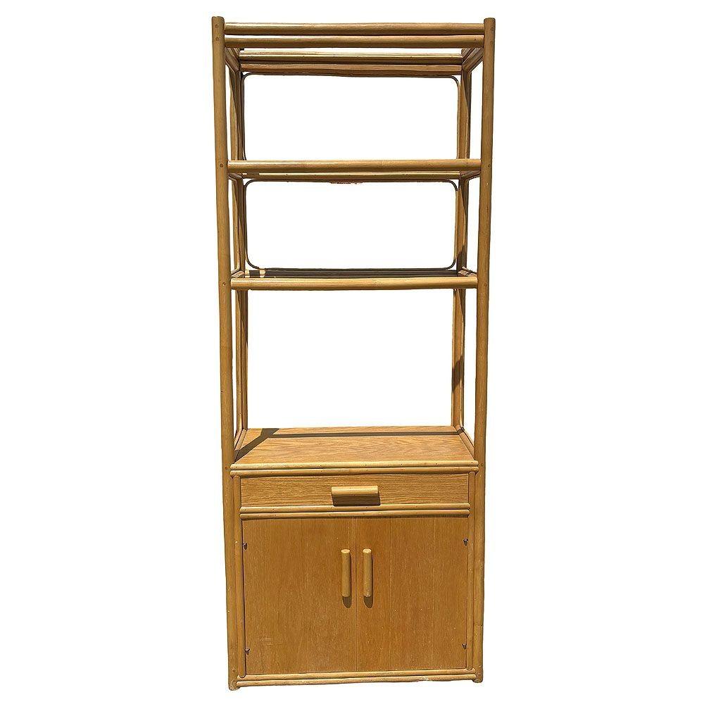 Questa vetrina in rattan d'ispirazione Paul Frankl, splendidamente restaurata, è caratterizzata da 3 ripiani in vetro, un cassetto centrale e un mobile a ribalta sottostante. Il tono naturale del telaio in rattan e del mogano conferisce un'atmosfera