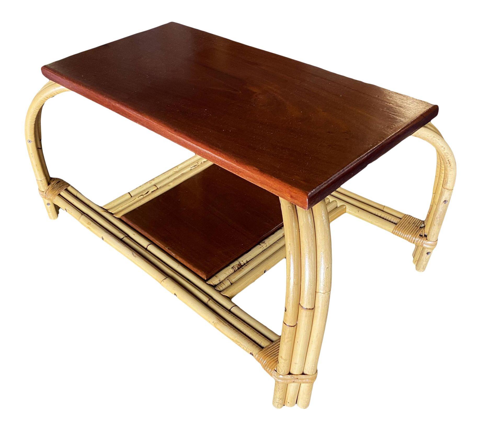 Rare table basse moderniste en rotin, composée de 4 pieds en rotin 