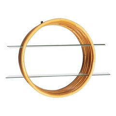 Estantería de pared circular de ratán restaurada de mediados de siglo con estantes de cristal