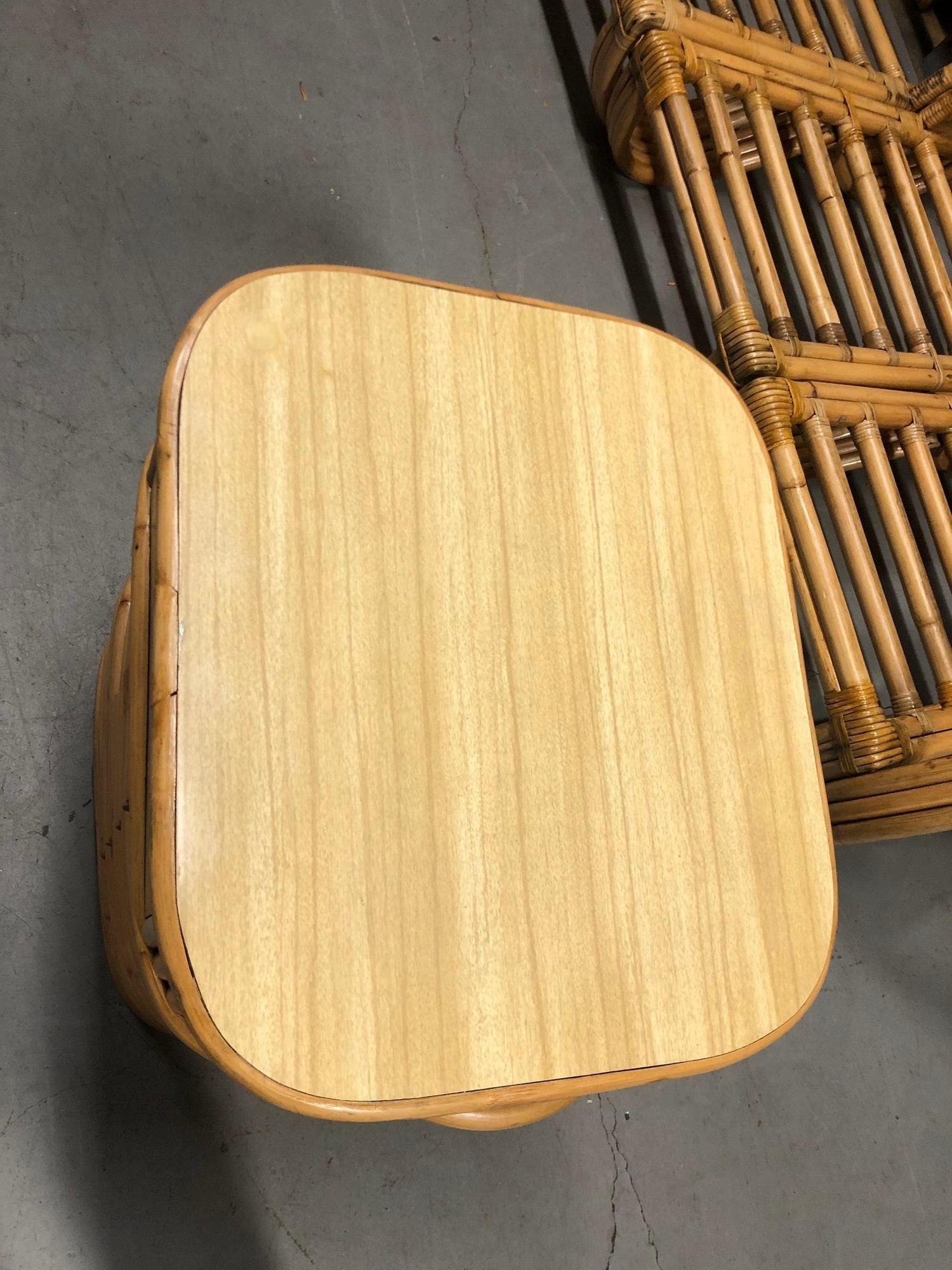 Table de chevet en rotin restauré avec plateau en formica - Paire en vente 3