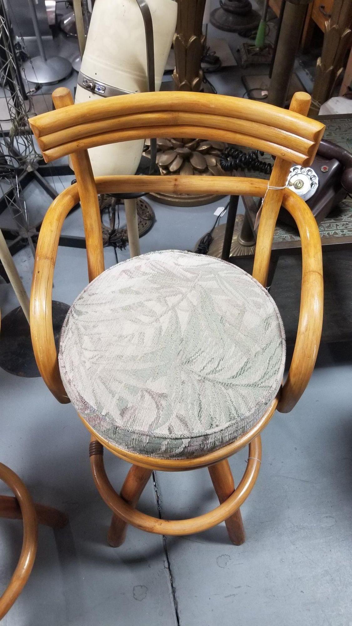 Restaurierte Rattan-Barhocker mit gestapelter Rückenlehne und botanischen Stoffsitzen, Paar, Paar im Zustand „Hervorragend“ im Angebot in Van Nuys, CA
