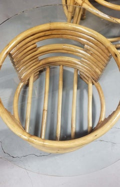 Table basse ronde en rotin restaurée avec plateau en verre et base empilée