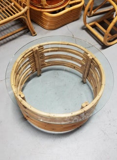 Table basse ronde en rotin restaurée avec plateau en verre et base empilée