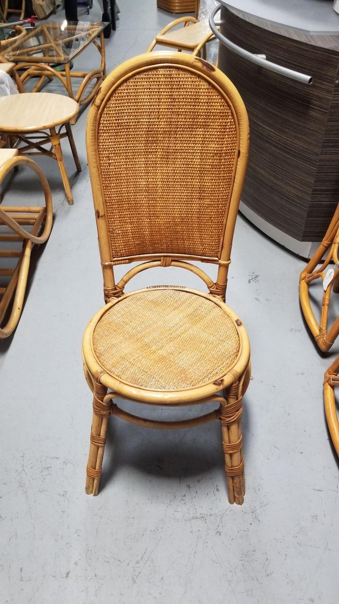 Mid-Century Modern Chaise d'appoint en rotin restaurée:: avec dossier et assise en osier à large éventail en vente
