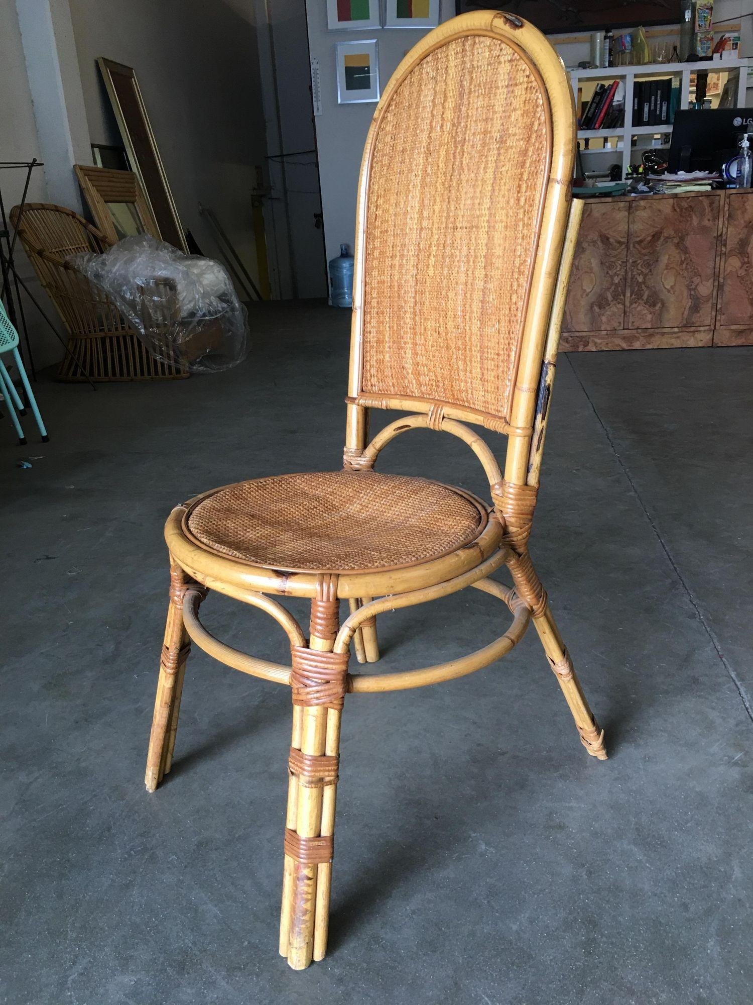 Restaurierter Rattan-Beistellstuhl mit großer Weidenruten-Rückenlehne und -Sitzfläche (amerikanisch) im Angebot