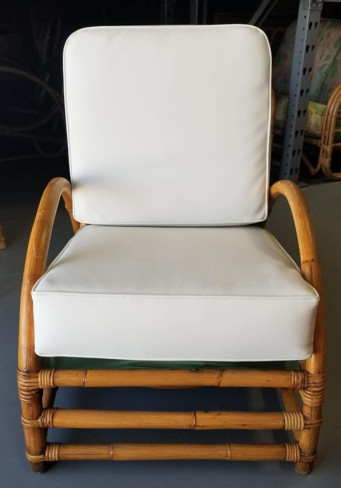 20ième siècle Ensemble de salon canapé et chaise longue en rotin restauré à un brin demi-lune en vente