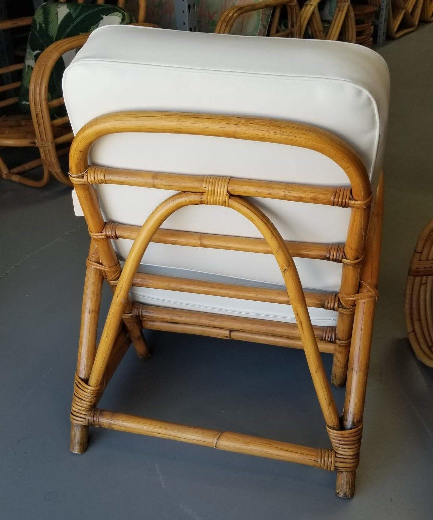 Rotin Ensemble de salon canapé et chaise longue en rotin restauré à un brin demi-lune en vente