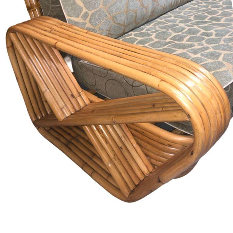 Restauriertes Rattan-Sofa mit sechssträngigen, quadratischen Brezeln im Zustand „Hervorragend“ im Angebot in Van Nuys, CA