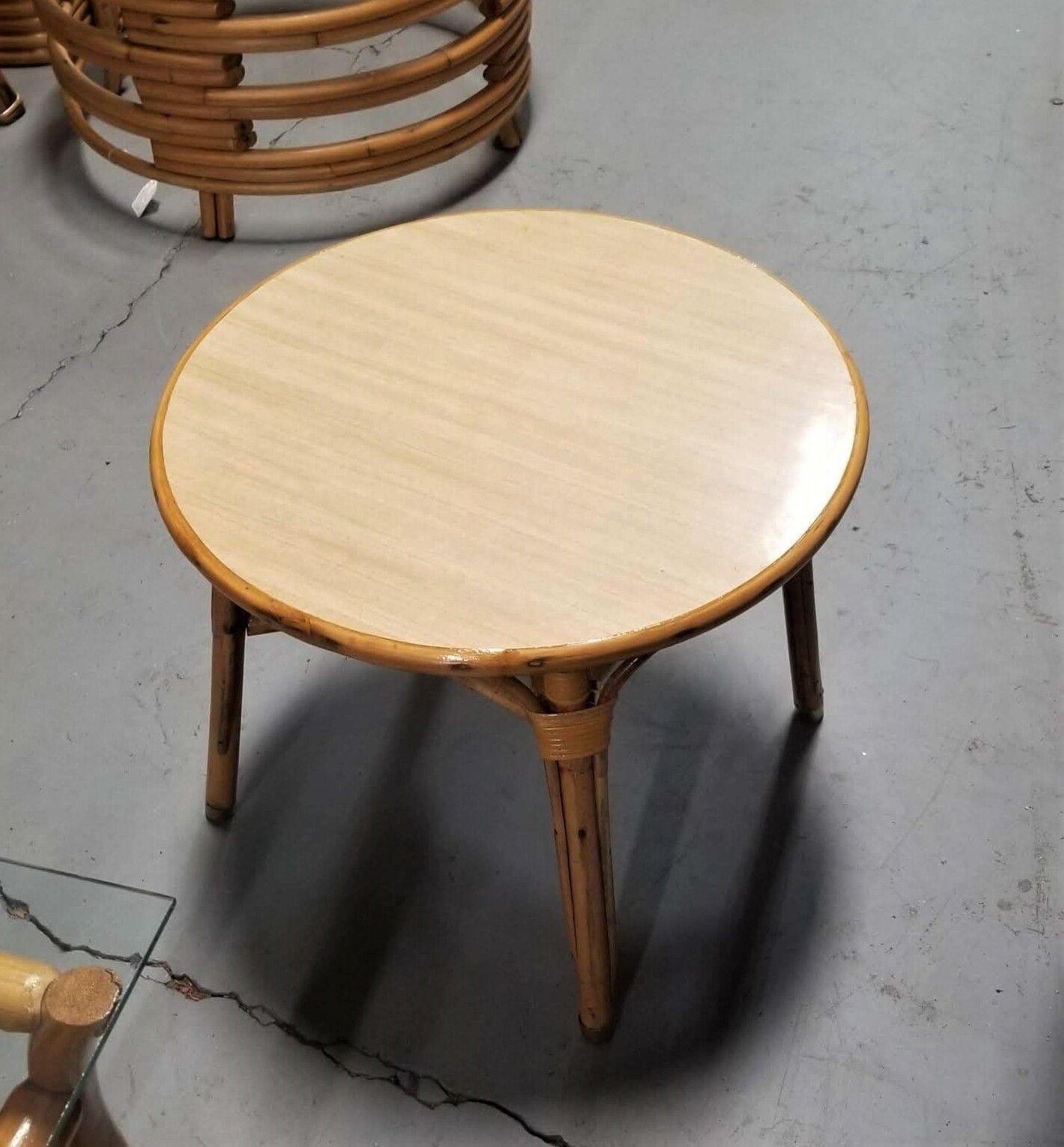 Petite table d'appoint ronde en rotin restaurée Excellent état - En vente à Van Nuys, CA