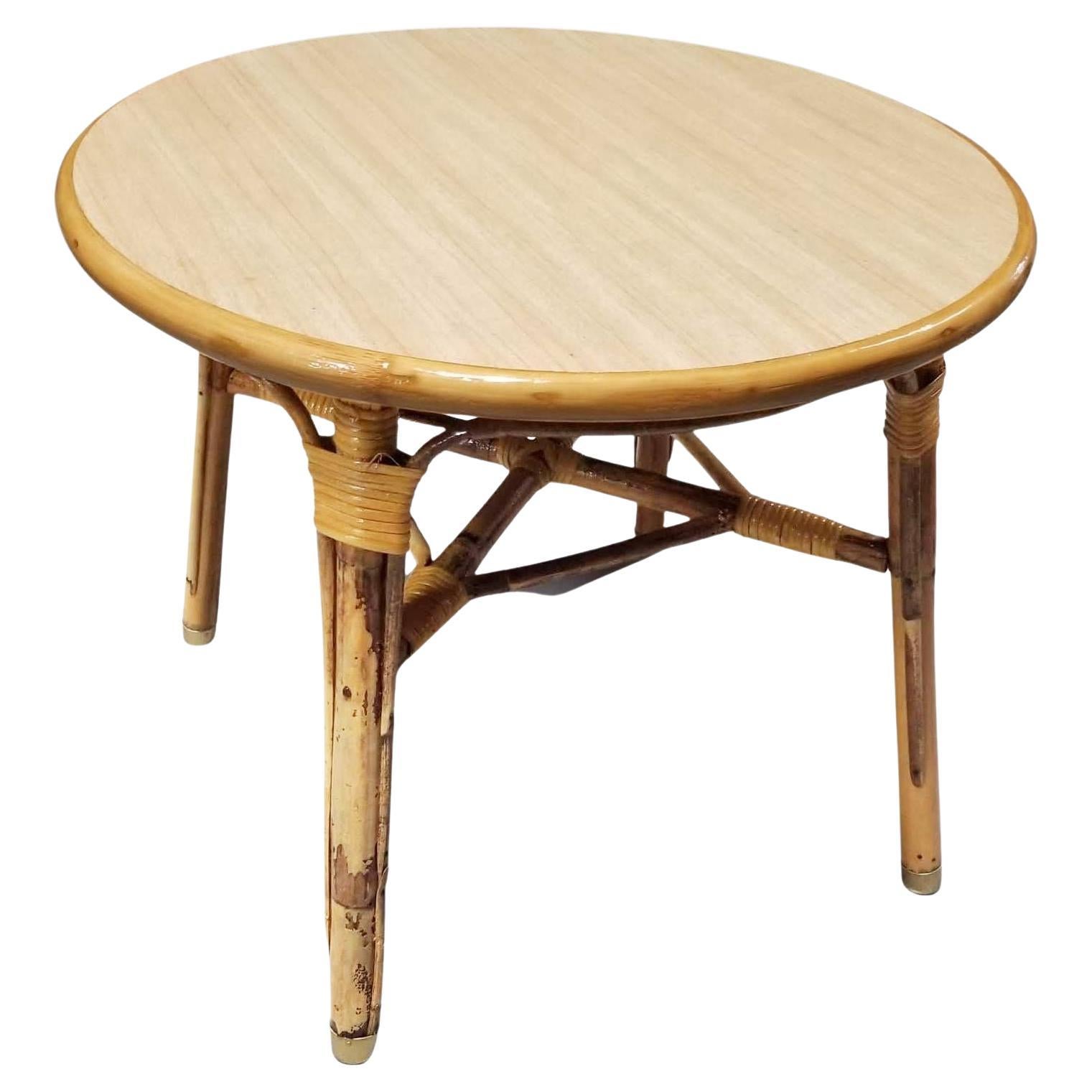 Petite table d'appoint ronde en rotin restaurée en vente