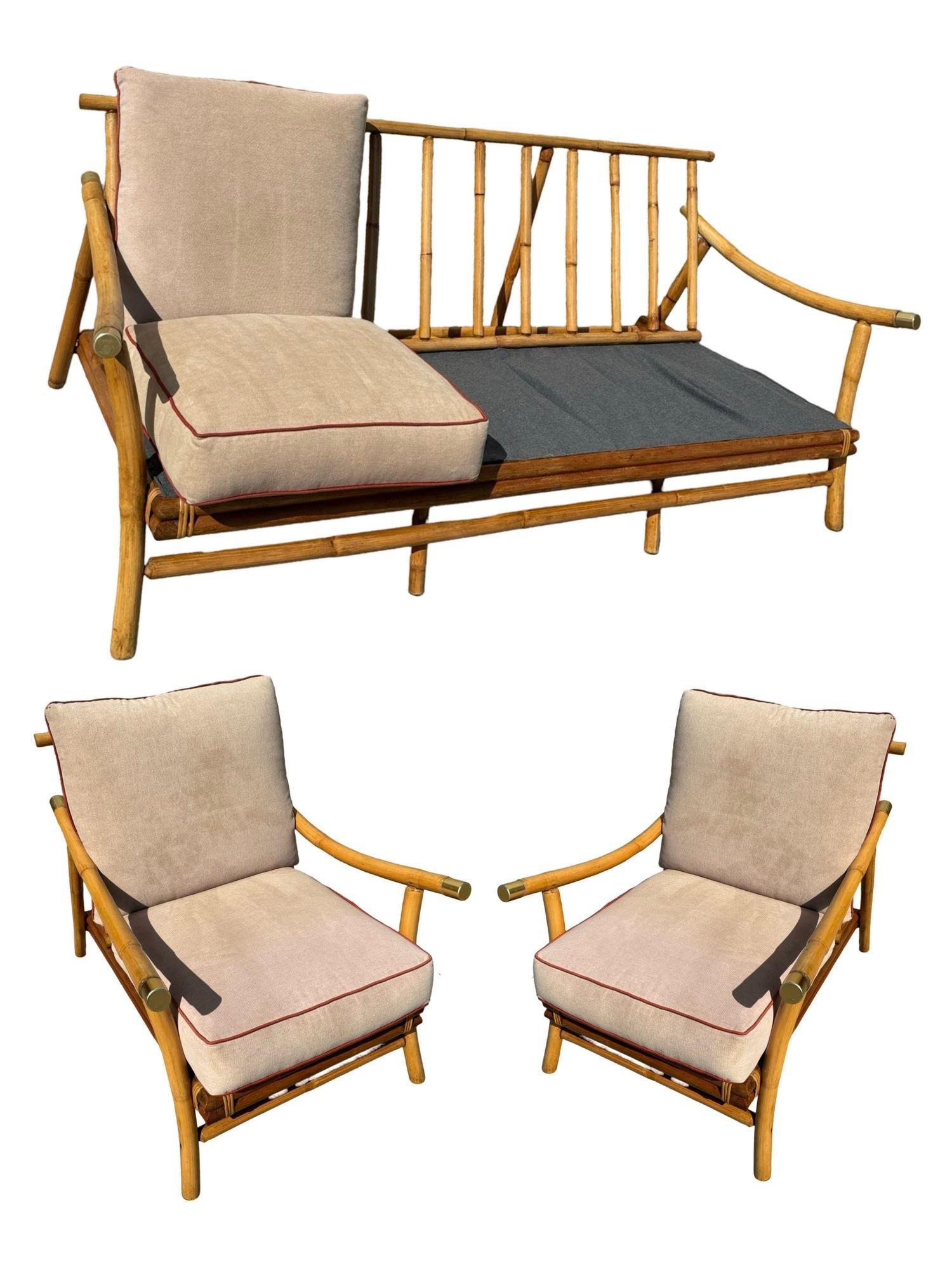 Ensemble de salon en rotin monobrin restauré, conçu par John Wisner, avec des accoudoirs coiffés d'or anodisé de style Campaigner et de magnifiques poteaux arqués de style zen. L'ensemble comprend un canapé trois places et deux chaises longues