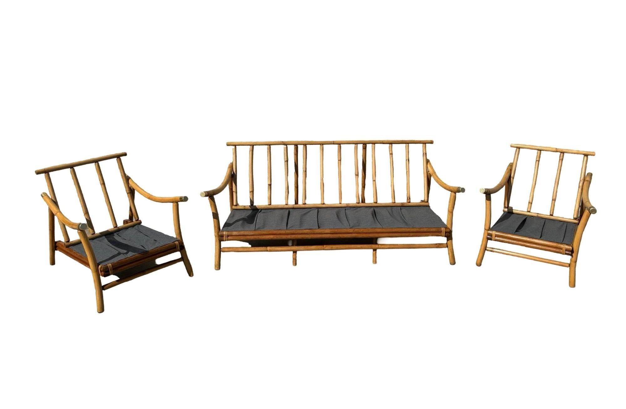 Américain Ensemble canapé et chaise de salon en rotin restauré par John Wisner pour Ficks Reed en vente