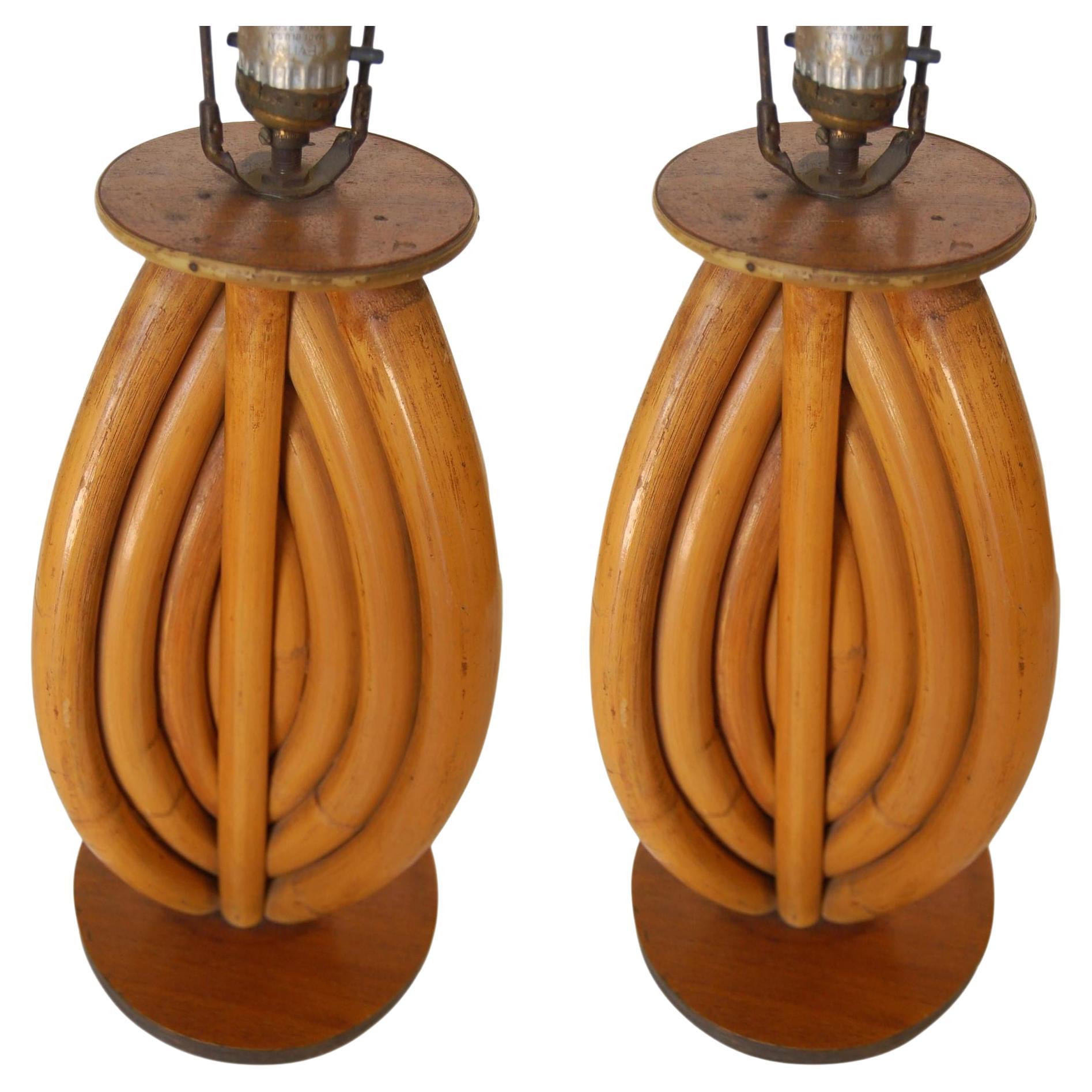 Lampes de table en rotin restaurées avec motif en boucle en forme de triangle et base en acajou, paire en vente