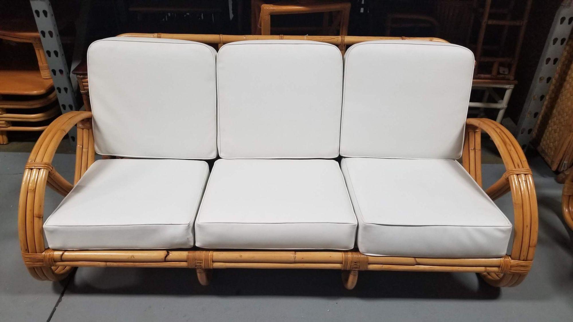 Milieu du XXe siècle Ensemble chaise longue et canapé trois places en rotin à trois brins restauré en vente