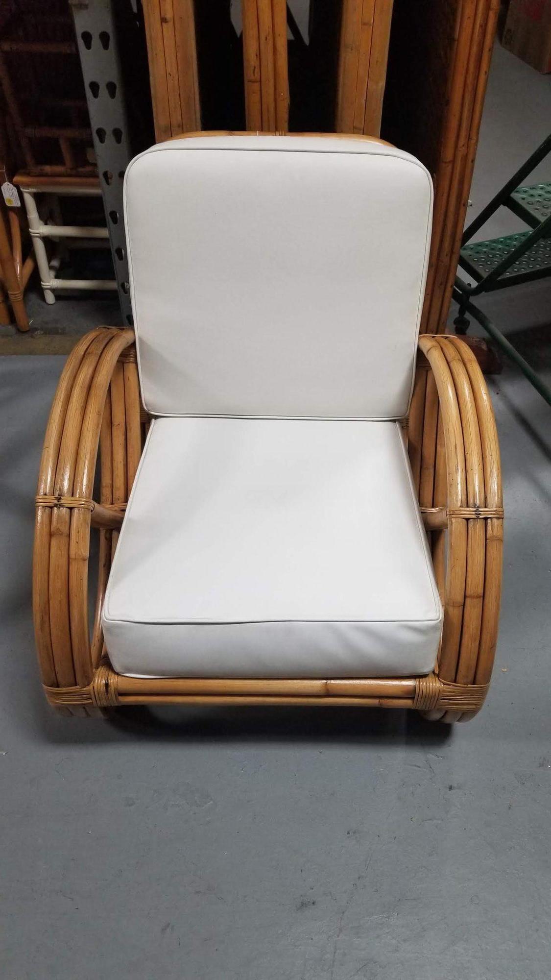 Ensemble chaise longue et canapé trois places en rotin à trois brins restauré en vente 1
