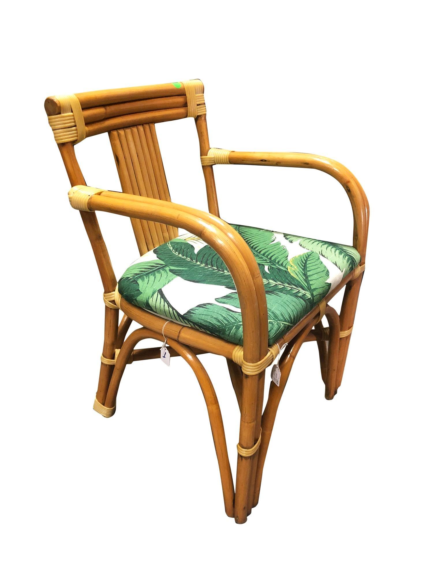 Questo set di sedie da pranzo in rattan di ispirazione Paul Frankl, splendidamente restaurato e con schienale con motivo a cattedrale, comprende 6 sedie laterali e una poltrona da capitano. Adornate da cuscini di seduta blu scuro, queste sedie sono