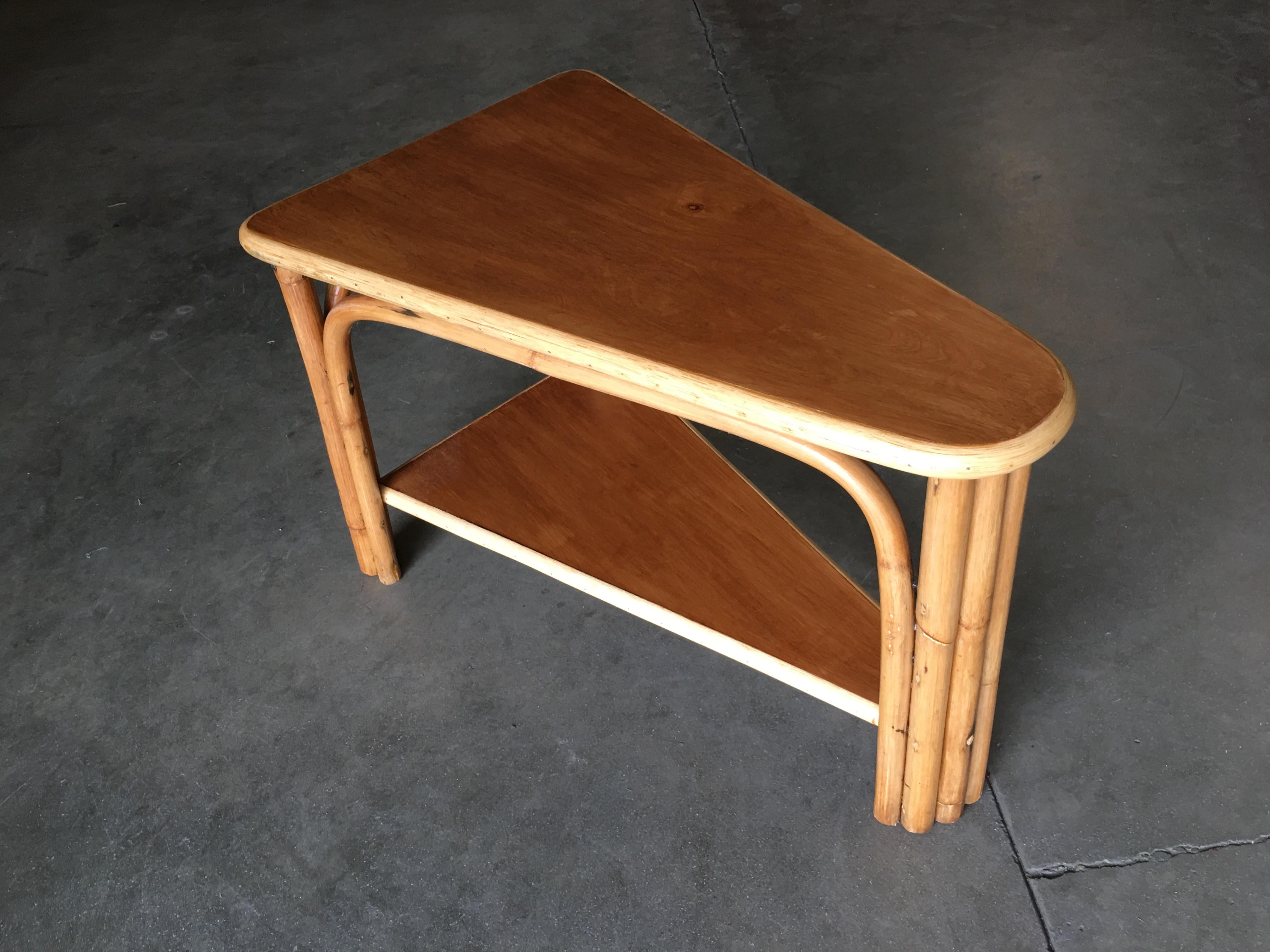 Table d'appoint vintage en rotin à deux niveaux triangulaires avec plateaux en acajou à deux niveaux. Idéale comme table d'appoint pour les cocktails. Restauré à neuf pour vous. 

Restauré à neuf pour vous. 

Nous n'achetons et ne vendons que les