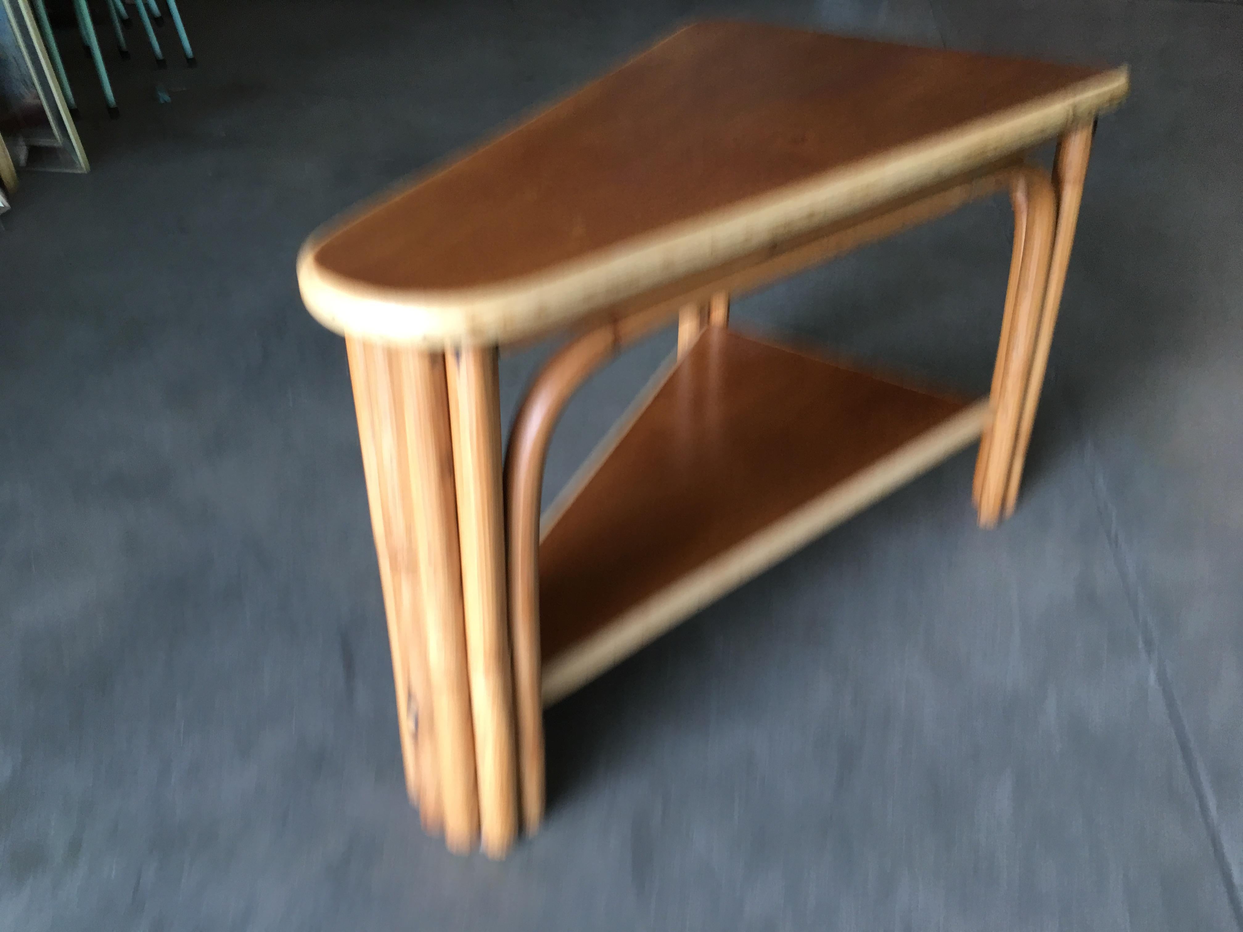 Mid-Century Modern Table d'appoint à cocktail compensée en rotin restaurée avec plateau en acajou à deux niveaux en vente