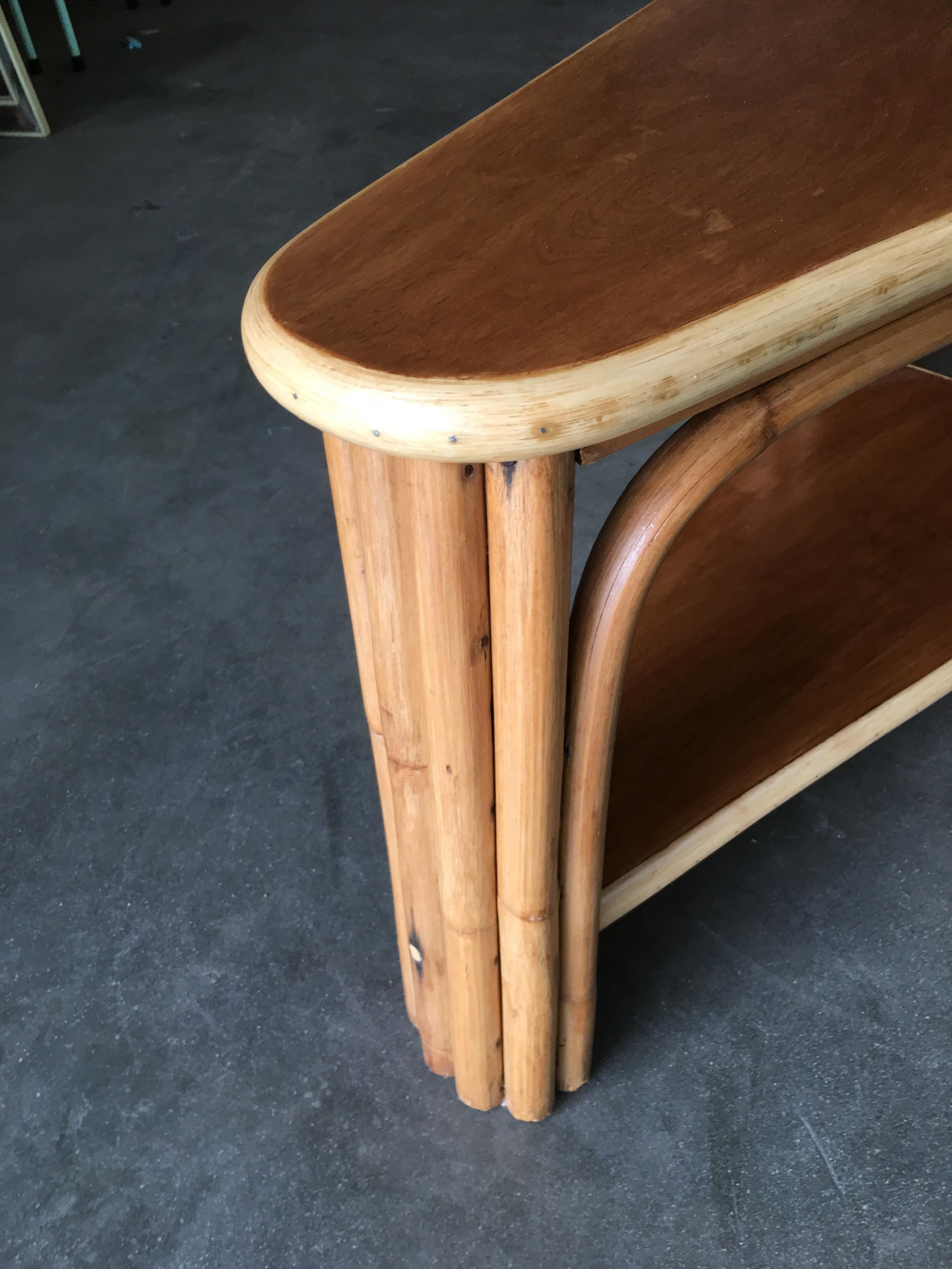 Américain Table d'appoint à cocktail compensée en rotin restaurée avec plateau en acajou à deux niveaux en vente