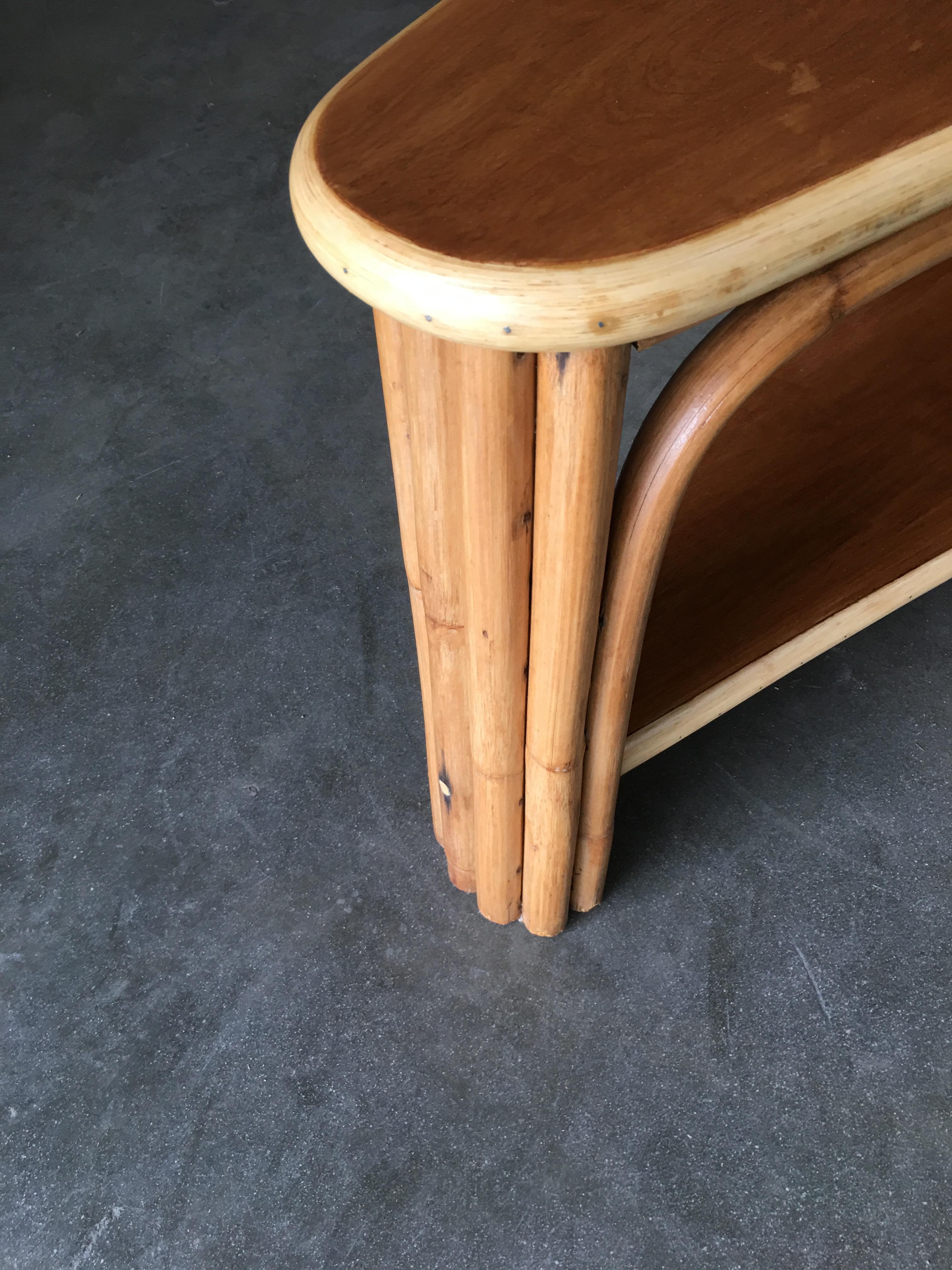 Table d'appoint à cocktail compensée en rotin restaurée avec plateau en acajou à deux niveaux en vente 1