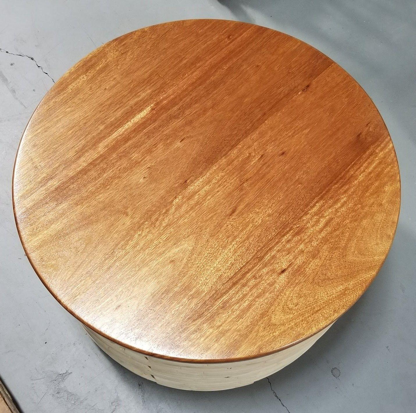 Table basse ronde empilée en rotin blanc et bois naturel restauré avec plateau en acajou Excellent état - En vente à Van Nuys, CA