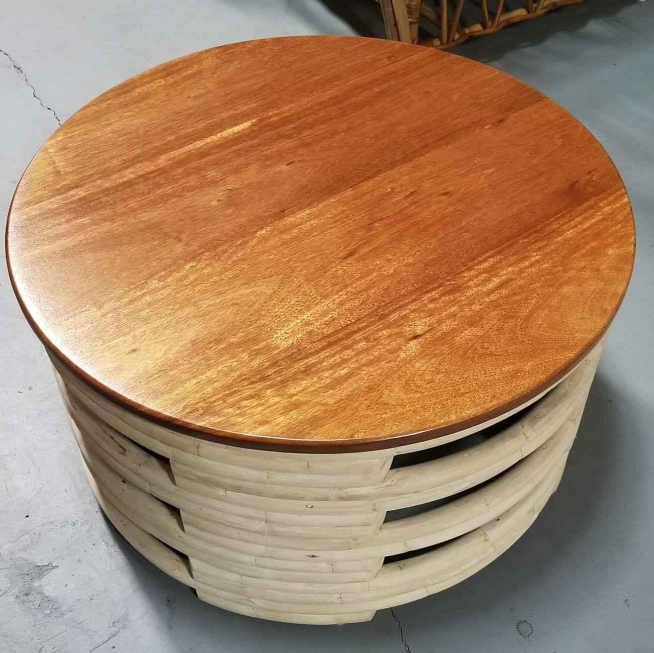 Milieu du XXe siècle Table basse ronde empilée en rotin blanc et bois naturel restauré avec plateau en acajou en vente