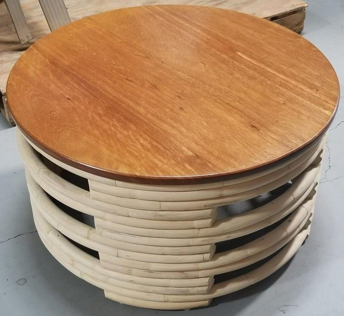 Rotin Table basse ronde empilée en rotin blanc et bois naturel restauré avec plateau en acajou en vente