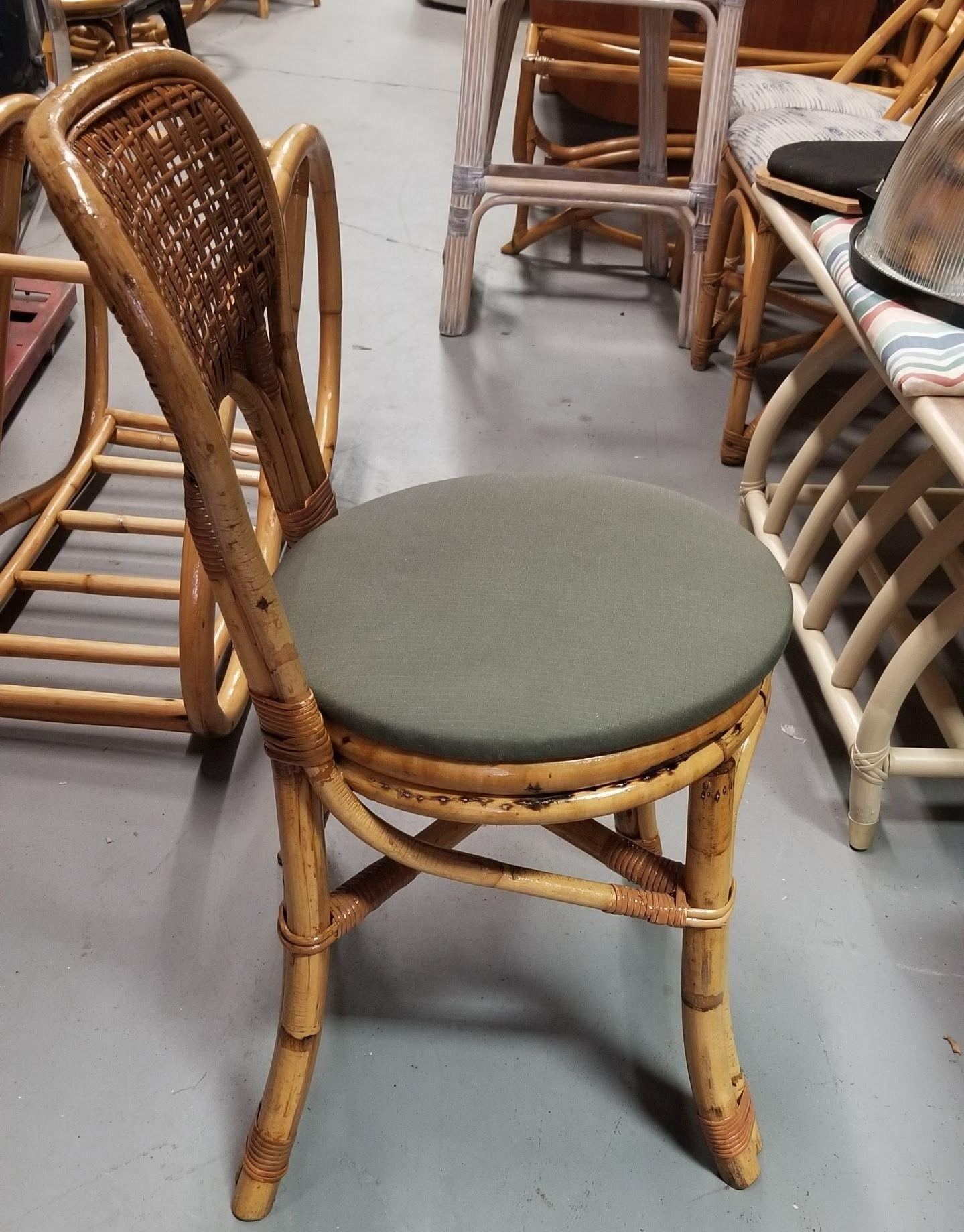 Restaurierte Calif-Asia Style Rattan Wicker Fan Back Dining Side Chair, Paar im Zustand „Hervorragend“ im Angebot in Van Nuys, CA