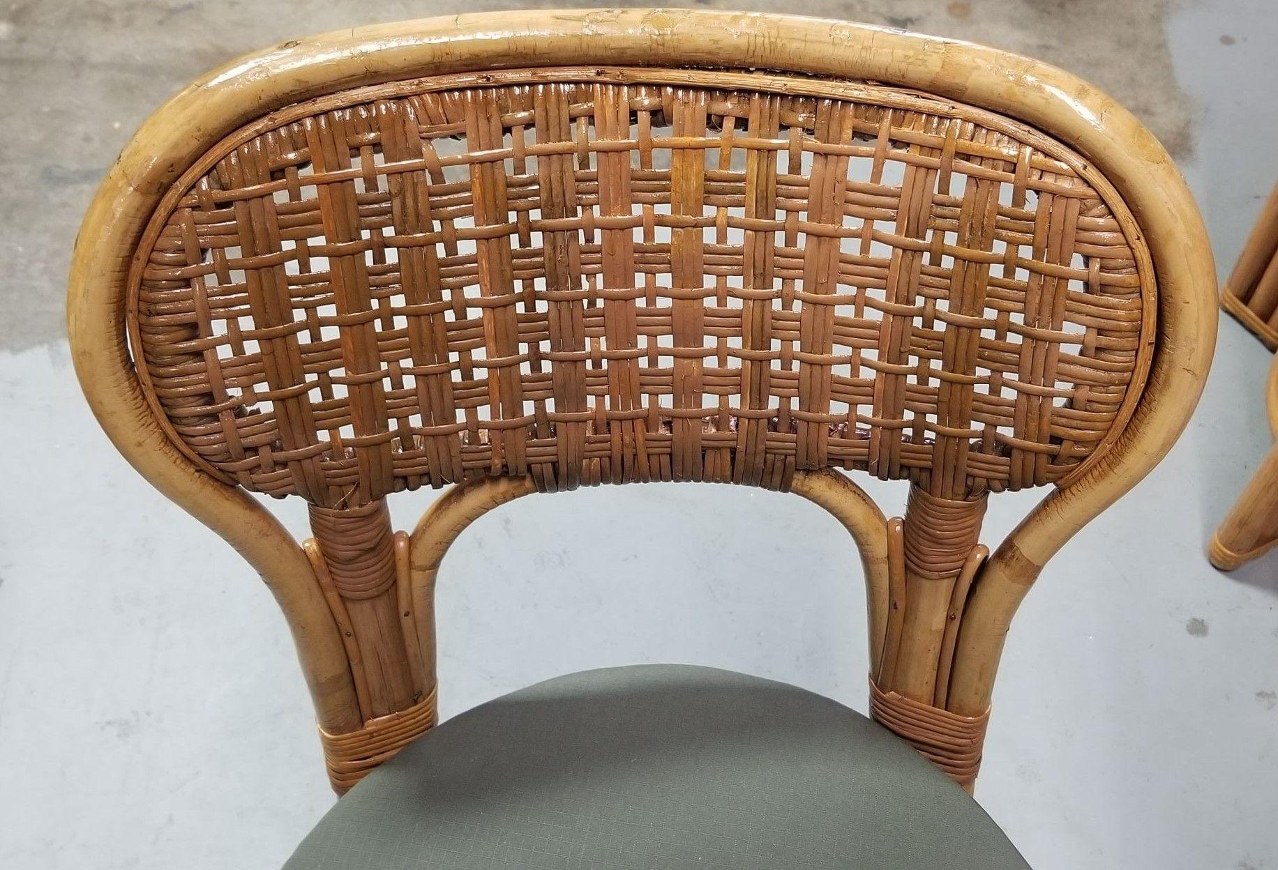 Restaurierte Calif-Asia Style Rattan Wicker Fan Back Dining Side Chair, Paar (Mitte des 20. Jahrhunderts) im Angebot