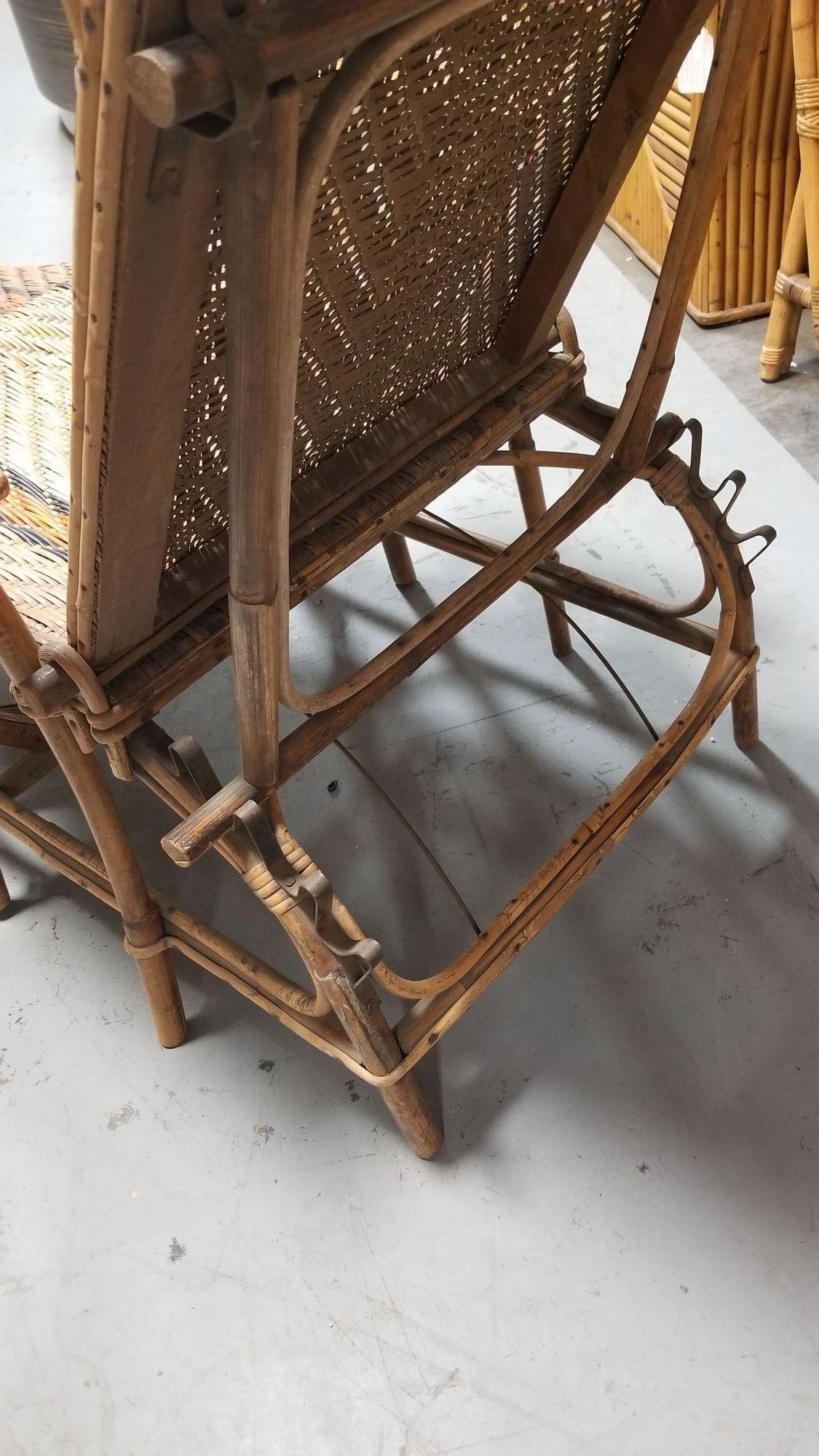 Chaise longue Art Déco en rotin restaurée avec un ottoman extensible et un dossier réglable pour ajuster la hauteur du dossier.

Faites l'expérience de l'élégance intemporelle avec notre chaise longue réglable en rotin et osier français Art déco,