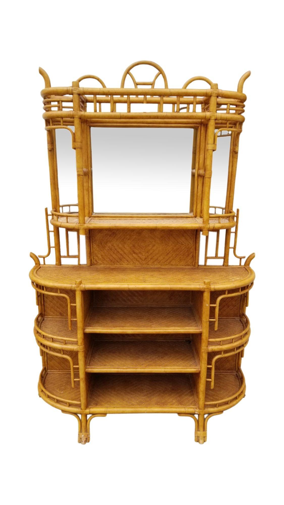 L'étagère d'inspiration James Mont est un meuble conçu avec des étagères ouvertes ou des niveaux de présentation, généralement en bois, en métal ou en verre. Il est à la fois fonctionnel et décoratif, offrant une façon élégante de présenter et