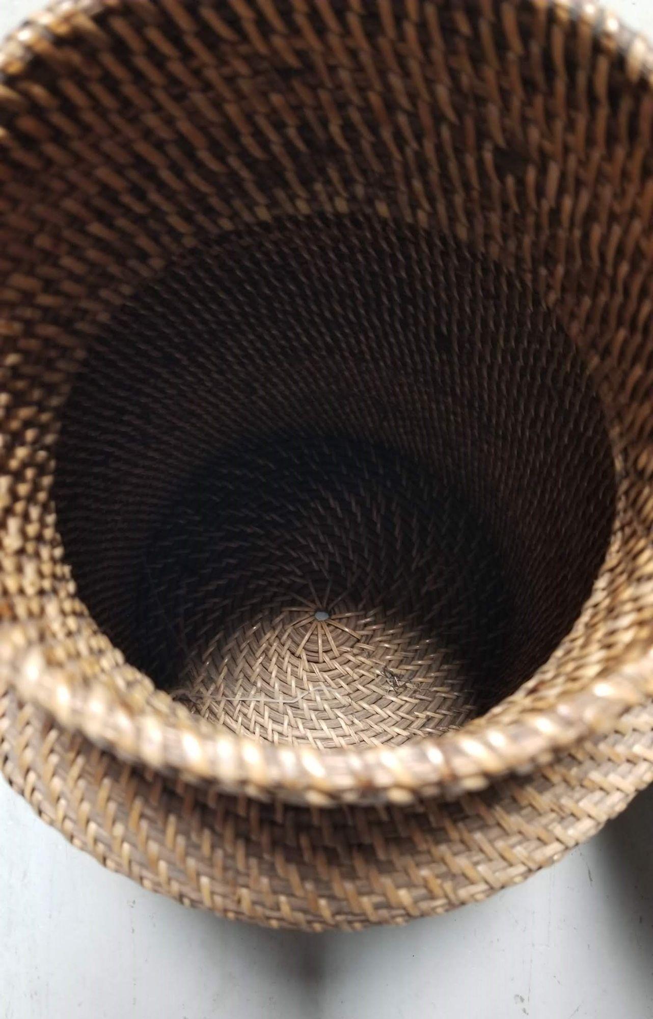 Restaurierte Reed Rattan Wicker Dekorative Vasen Gabriella Crespi Styled - Paar von 2 im Zustand „Hervorragend“ im Angebot in Van Nuys, CA