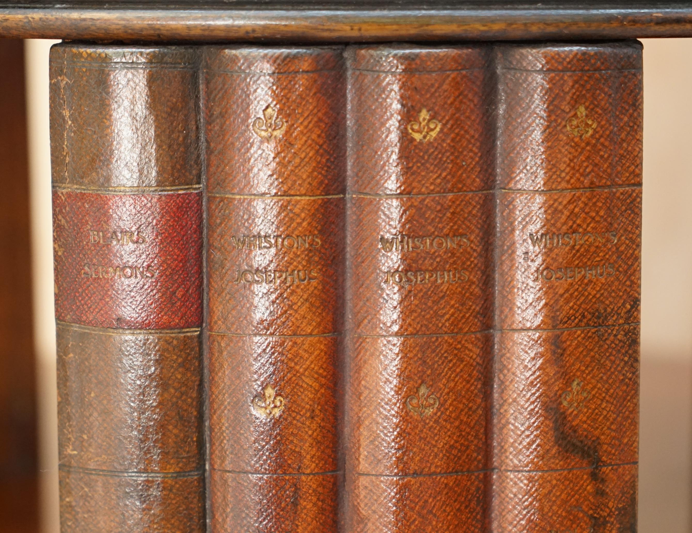 Bibliothèque de style Régence vers 1810, restaurée, en bois dur, avec faux livres en vente 8