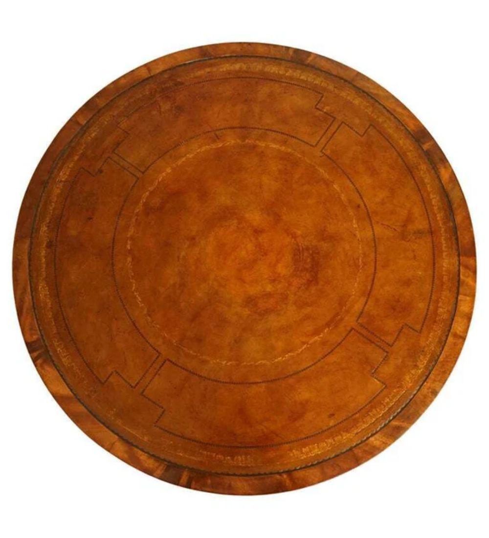 Nous sommes ravis de vous proposer à la vente cette belle table tambour tournante de style Regency avec un dessus en cuir teint à la main de couleur brun whisky.

Une pièce très bien faite et solide, excellente à mettre dans votre bibliothèque,