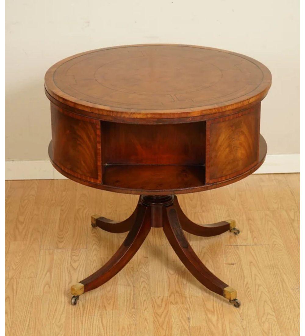 Regency Table de bibliothèque tournante de style Régence restaurée en marron whisky teintée à la main en vente