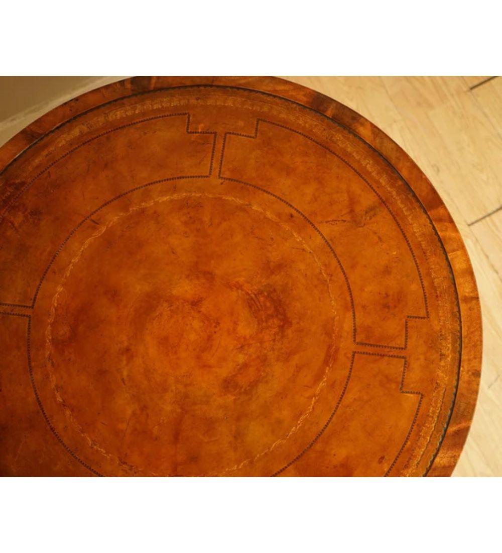 Britannique Table de bibliothèque tournante de style Régence restaurée en marron whisky teintée à la main en vente