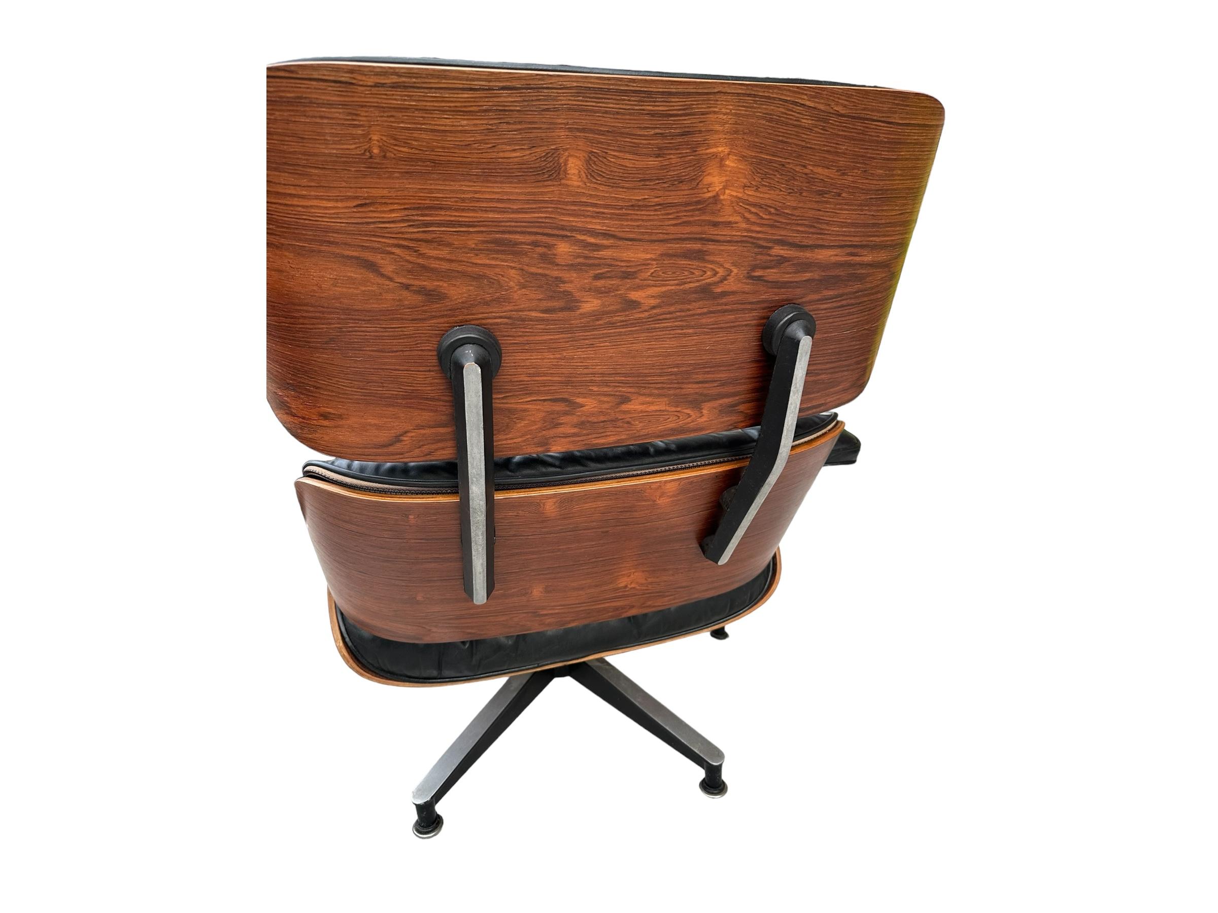 Restaurierter Eames-Stuhl und Ottomane aus Palisanderholz im Angebot 3