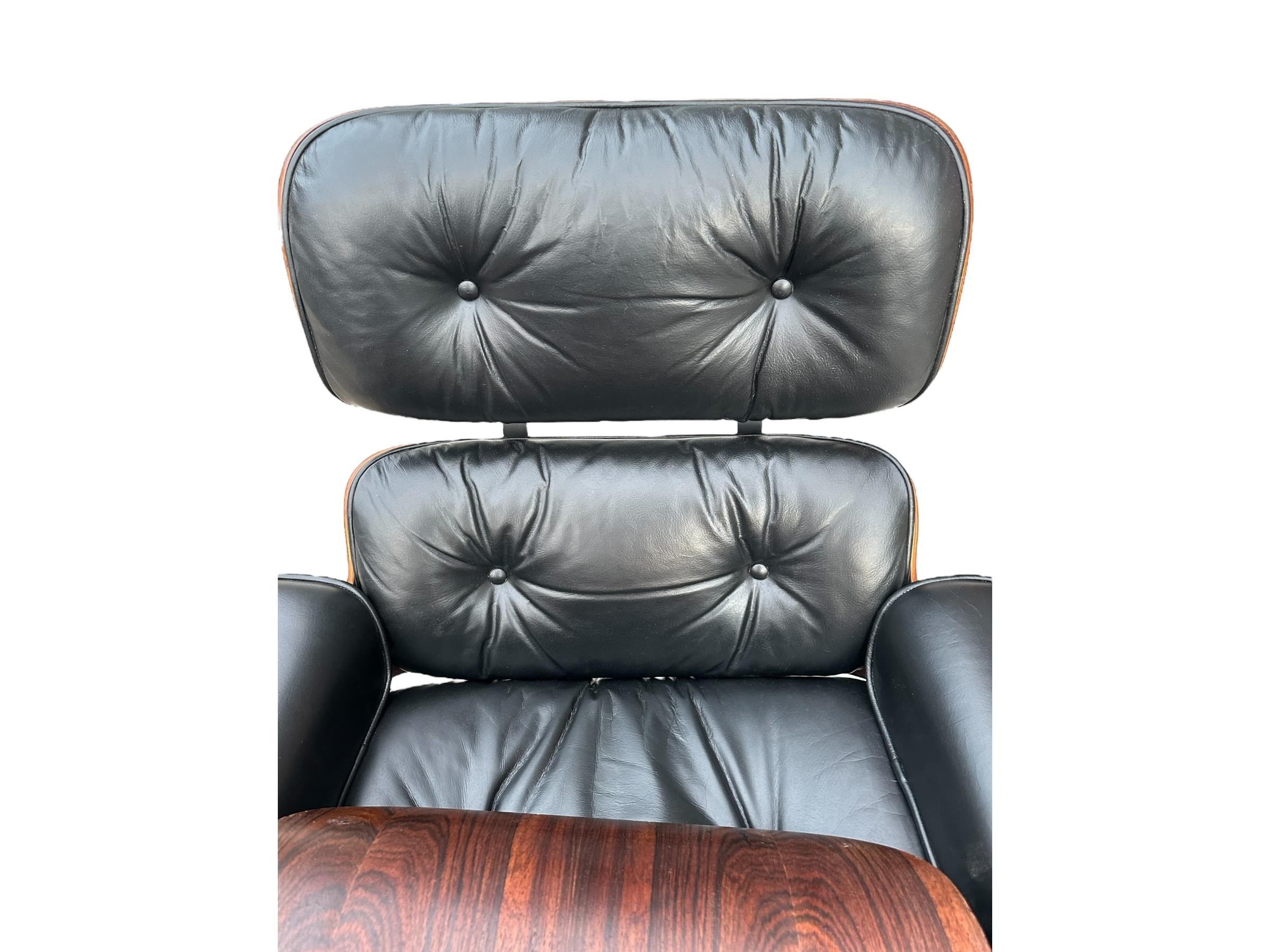 Restaurierter Eames-Stuhl und Ottomane aus Palisanderholz (Moderne der Mitte des Jahrhunderts) im Angebot
