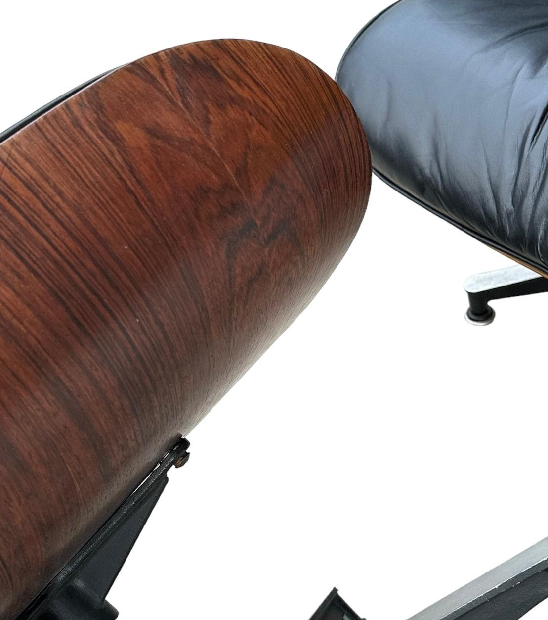Restaurierter Eames-Stuhl und Ottomane aus Palisanderholz (amerikanisch) im Angebot