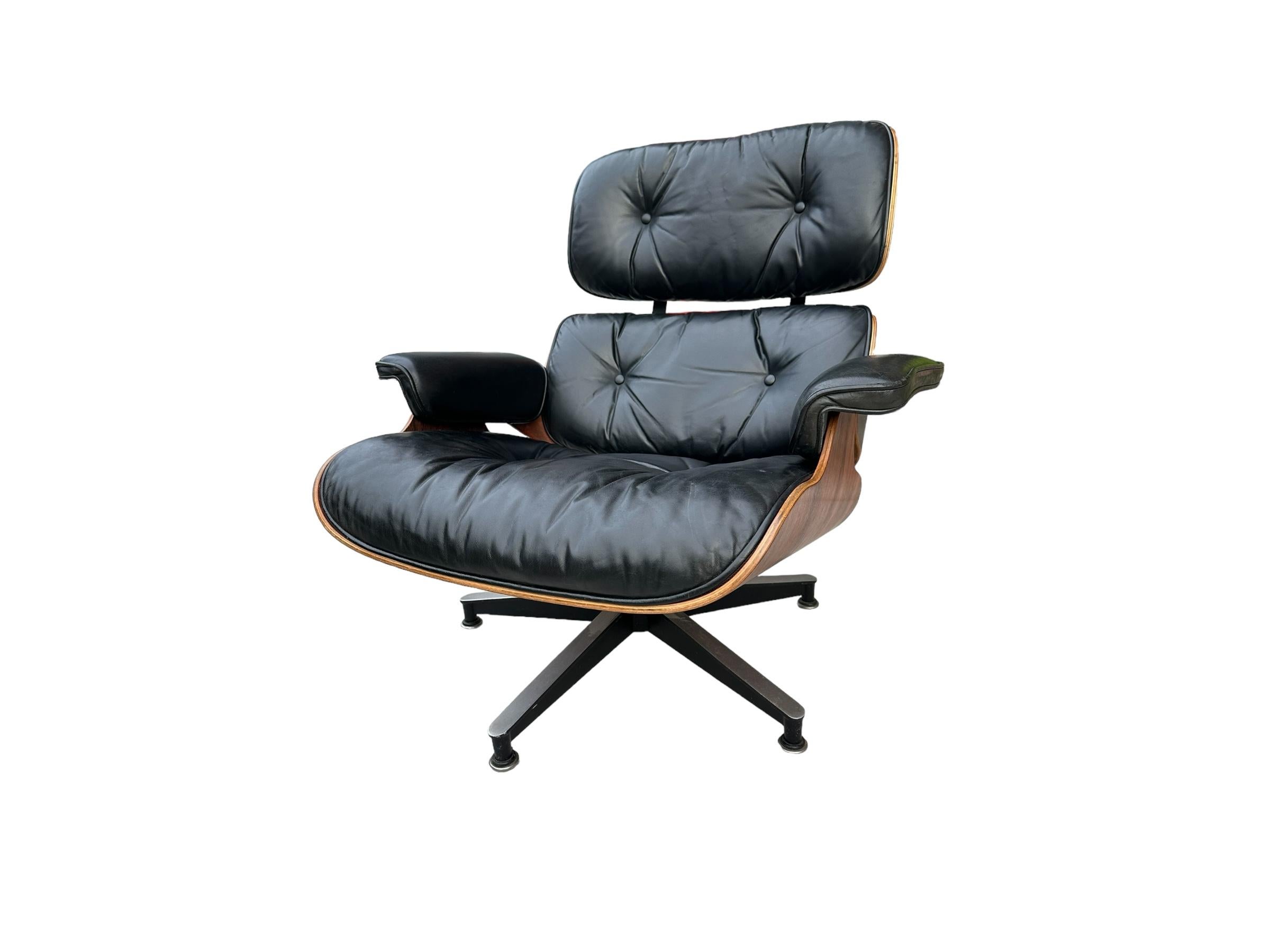 Restaurierter Eames-Stuhl und Ottomane aus Palisanderholz (Aluminium) im Angebot