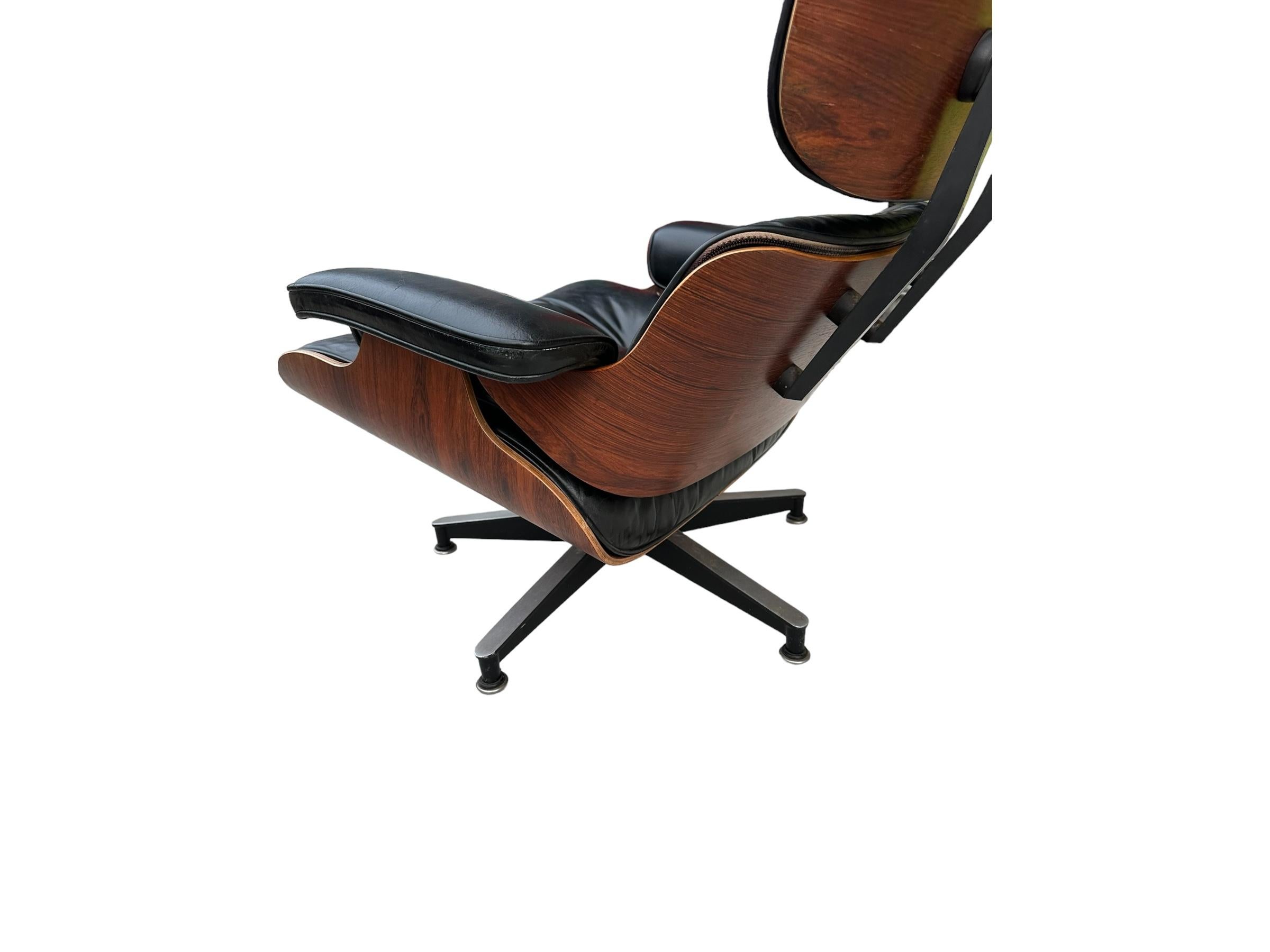 Restaurierter Eames-Stuhl und Ottomane aus Palisanderholz im Angebot 1
