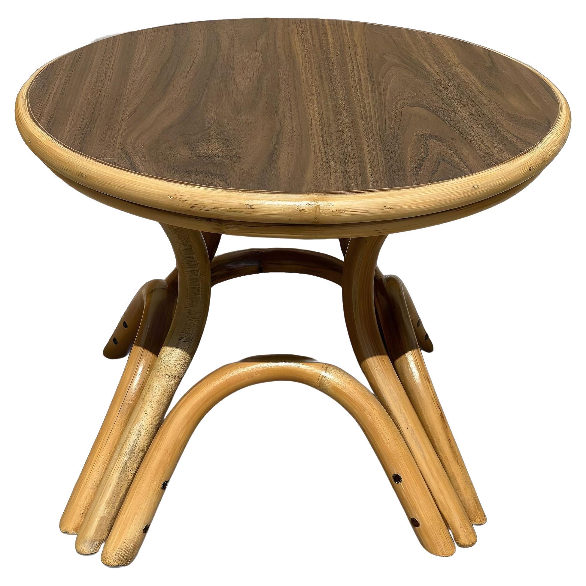 Table basse ronde en rotin restaurée avec base arquée