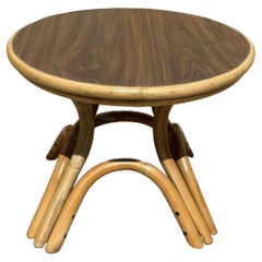 Tavolino rotondo in rattan restaurato con base ad arco