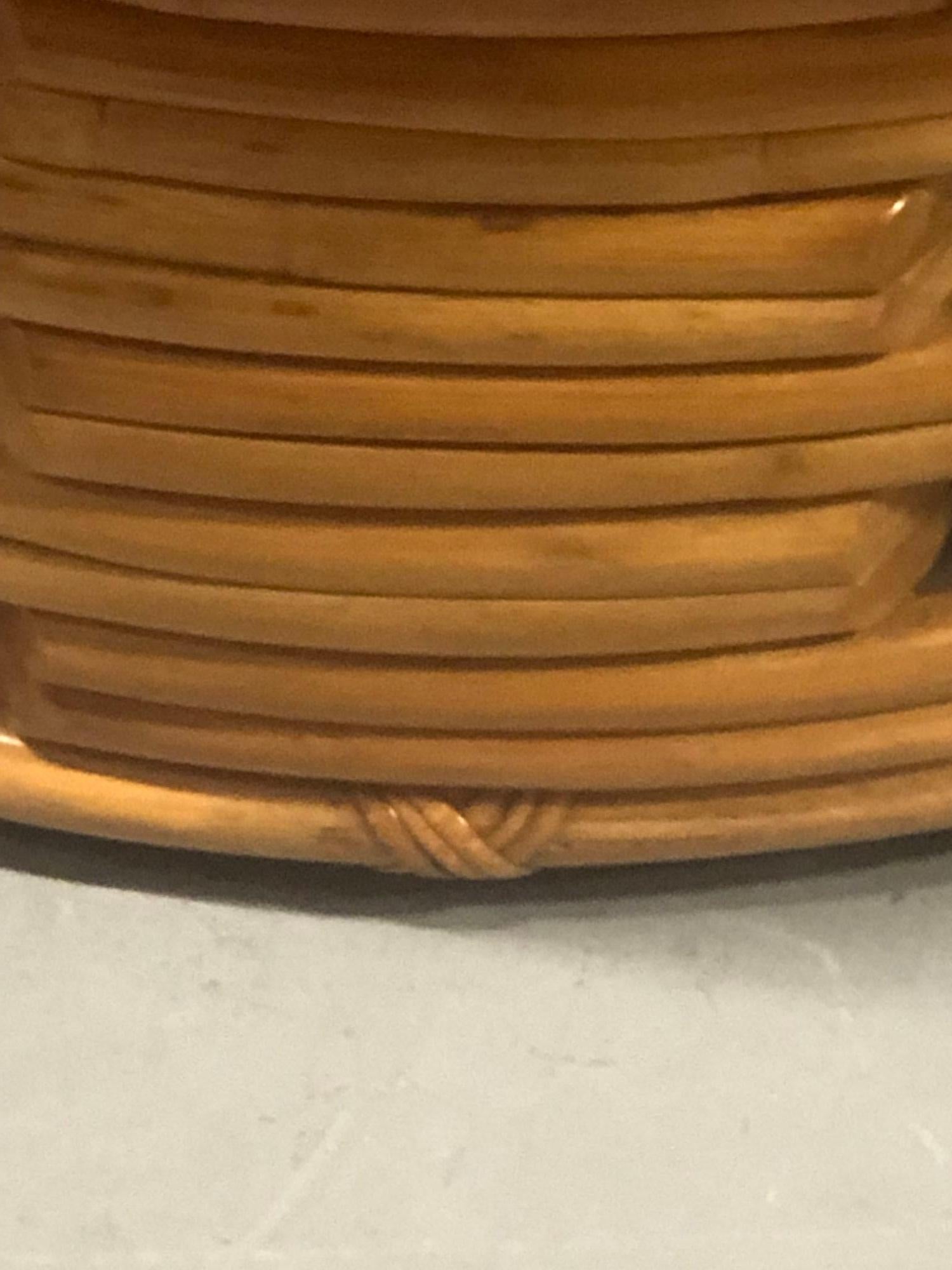 Américain Table basse ronde en rotin restaurée avec plateau en acajou en vente