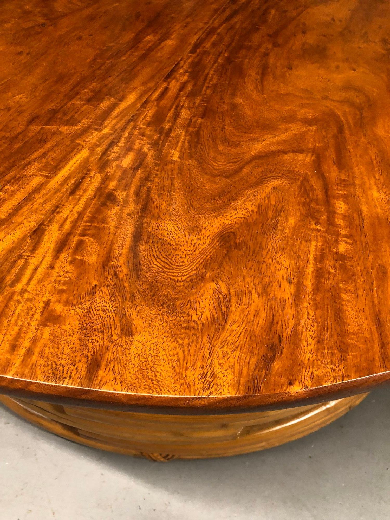 Table basse ronde en rotin restaurée avec plateau en acajou Excellent état - En vente à Van Nuys, CA