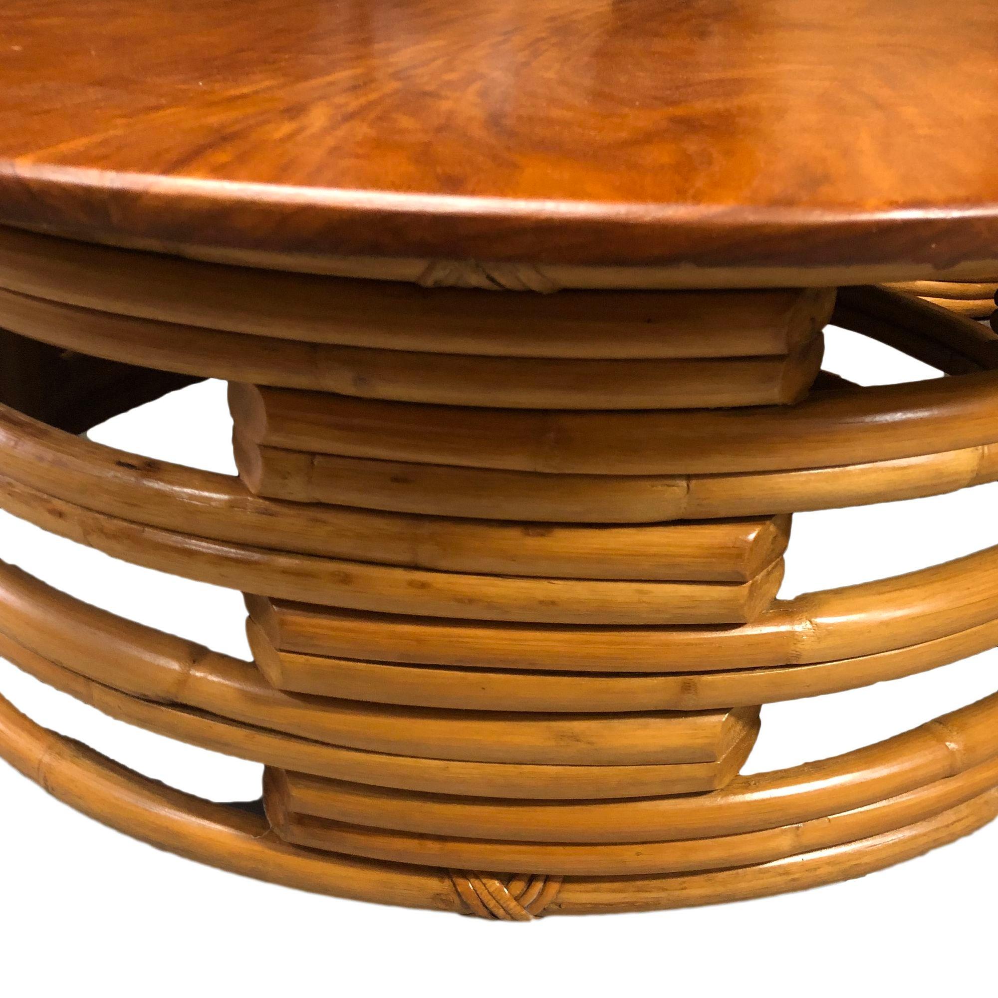 Milieu du XXe siècle Table basse ronde en rotin restaurée avec plateau en acajou en vente