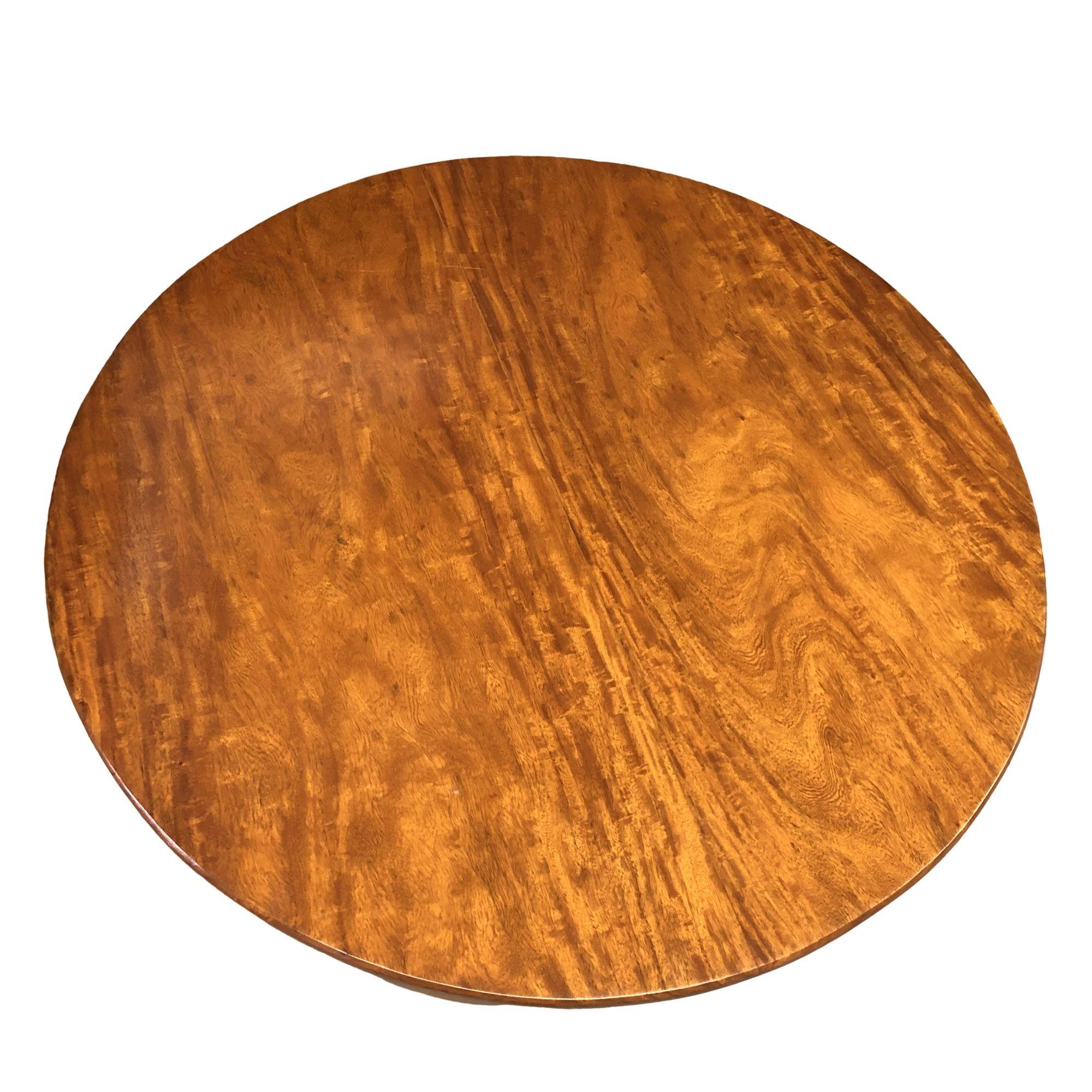 Rotin Table basse ronde en rotin restaurée avec plateau en acajou en vente
